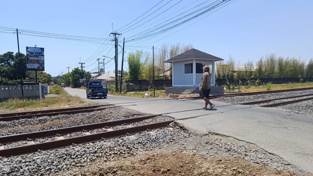 Petugas palang perlintasan kereta api saat melakukan tugas di Perlintasan Krucuk Kota Cirebon. CirebonBanget/Wibawa Perlintasan Krucuk Kota Cirebon