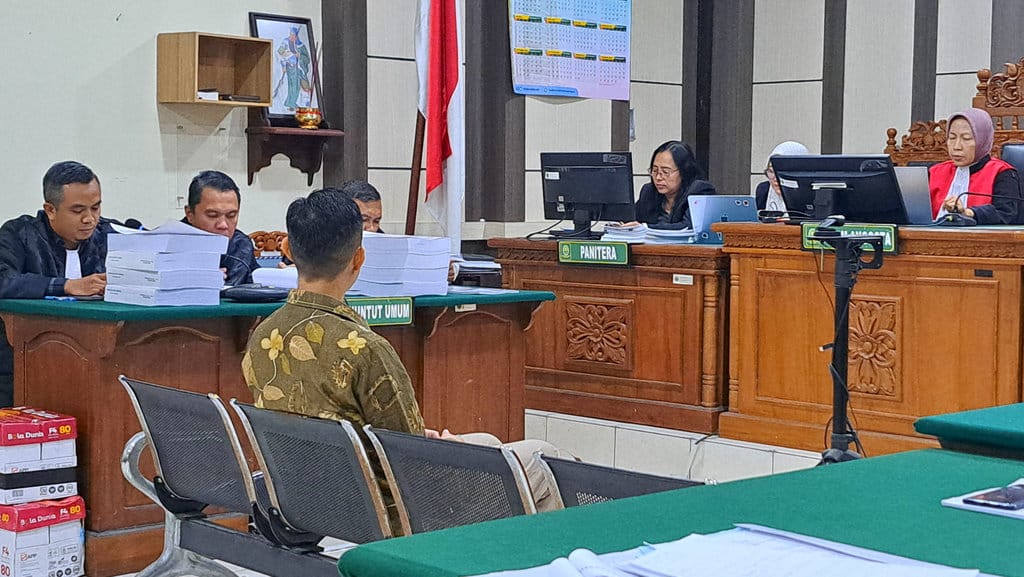 Bupati Cilacap nonaktif, Syamsul Auliya Rachman menjalani sidang tuntutan kasus pemerasan OPD untuk THR Forkopimda Cilacap. Sidang digelar di Pengadilan Tipikor Semarang, Selasa (29/9/2026). FOTO/Baihaqi Annizar Sidang Tuntutan Bupati dan Sekda Cilacap