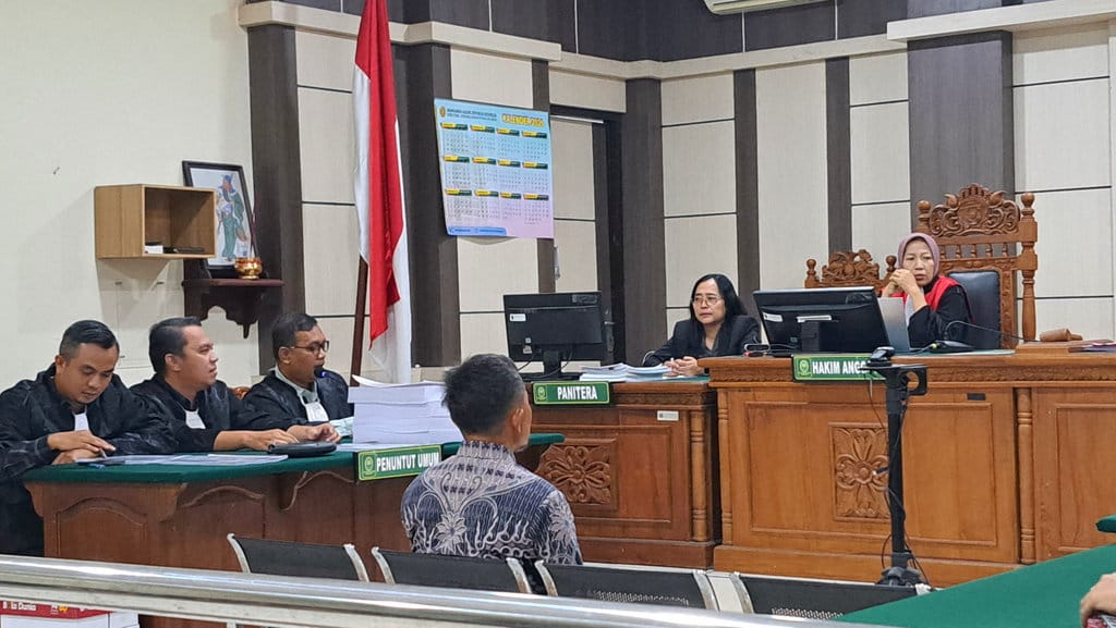 Sekretaris Daerah (Sekda) Cilacap, Sadmoko Danardono menjalani sidang tuntutan kasus pemerasan OPD untuk THR Forkopimda Cilacap. Sidang digelar di Pengadilan Tipikor Semarang, Selasa (29/9/2026). FOTO/Baihaqi Annizar Sidang Tuntutan Bupati dan Sekda Cilacap