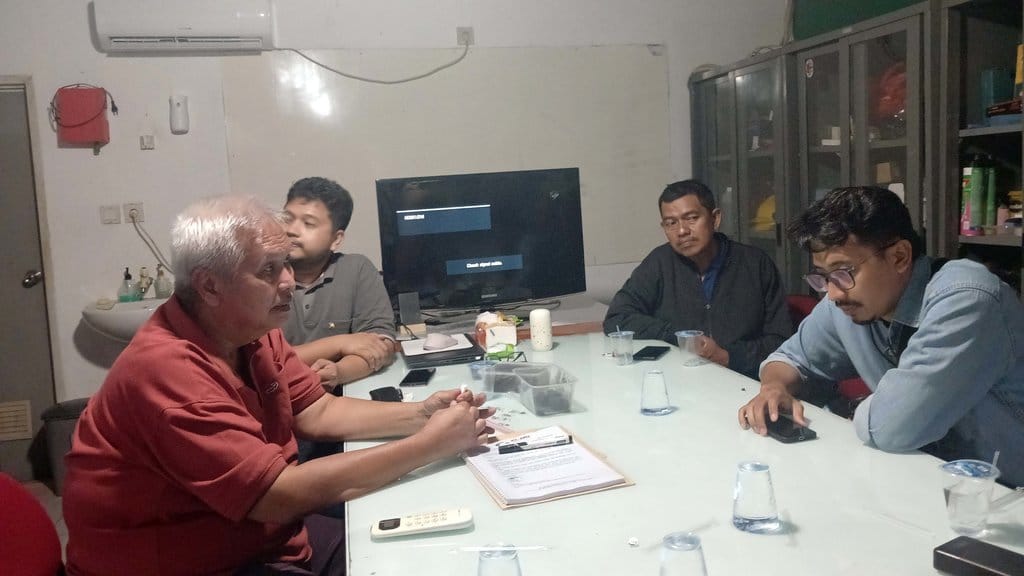 Founder TPST Abu & Co (Baju Merah - Kiri) saat memberikan jawaban di Kantornya Mengenai Pengelolaan Sampah yang dilakukan di Sempadan Sungai Cisadane. Foto / Jupri Nugroho Founder TPST Abu And Co