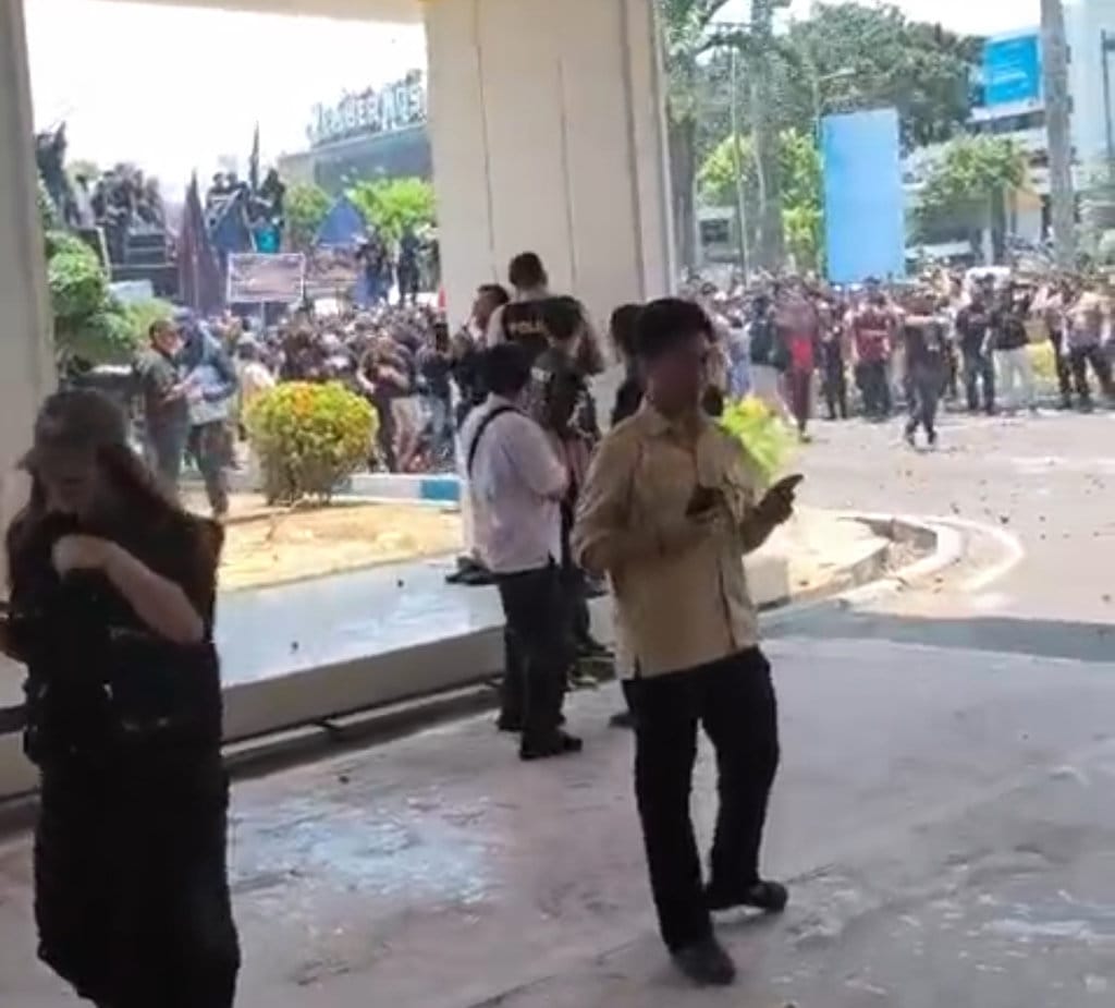 Ratusan pedagang yang tergabung dalam Yayasan Laskar Jahanam (Jalinan Hati Anak Manusia) bersama Paguyuban Pedagang Pasar Tanjung menggelar aksi unjuk rasa di depan Kantor Pemerintah Kabupaten (Pemkab) Jember, Rabu (30/9/2026) siang. (Sumber: Jember Yang Itu) Unjuk Rasa Pedagang Pasar Tanjung di Jember