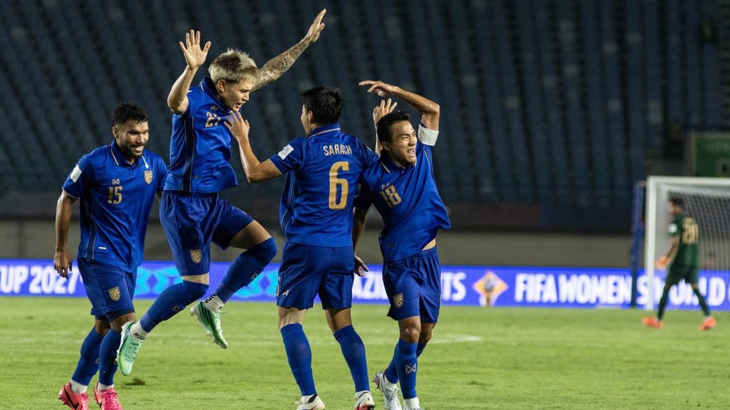 Pesepak bola Tim Nasional Thailand Sarach Yooyen (kedua kanan) berselebrasi dengan rekan seusai mencetak gol ke gawang Tim Nasional Vietnam pada pertandingan lanjutan Grup B FIFA ASEAN CUP 2026 di stadion Si Jalak Harupat, Kabupaten Bandung, Jawa Barat, Selasa (29/9/2026). Thailand berhasil mengalahkan Vietnam dengan skor akhir 2-0. ANTARA FOTO/Novrian Arbi/sgd FIFA ASEAN CUP : Thailand kalahkan Vietnam