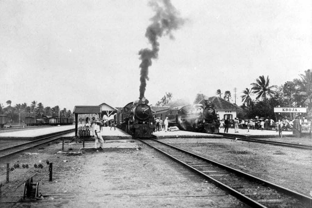 Kereta ekspres Batavia (Jakarta) -Soerabaja (Surabaya) di Stasiun Kroja (Kroya) pada tanggal 1 November 1929 dalam perjalanan perdananya. (FOTO/Wikipedia Commons/Tropenmuseum) Stasiun Kroya