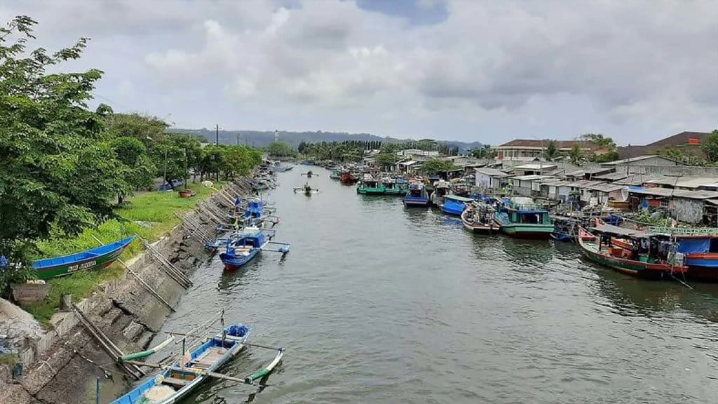 Perahu nelayan bersandar di Sungai Kaliyasa, Cilacap. ANTARA/Sumarwoto Kaliyasa Cilacap