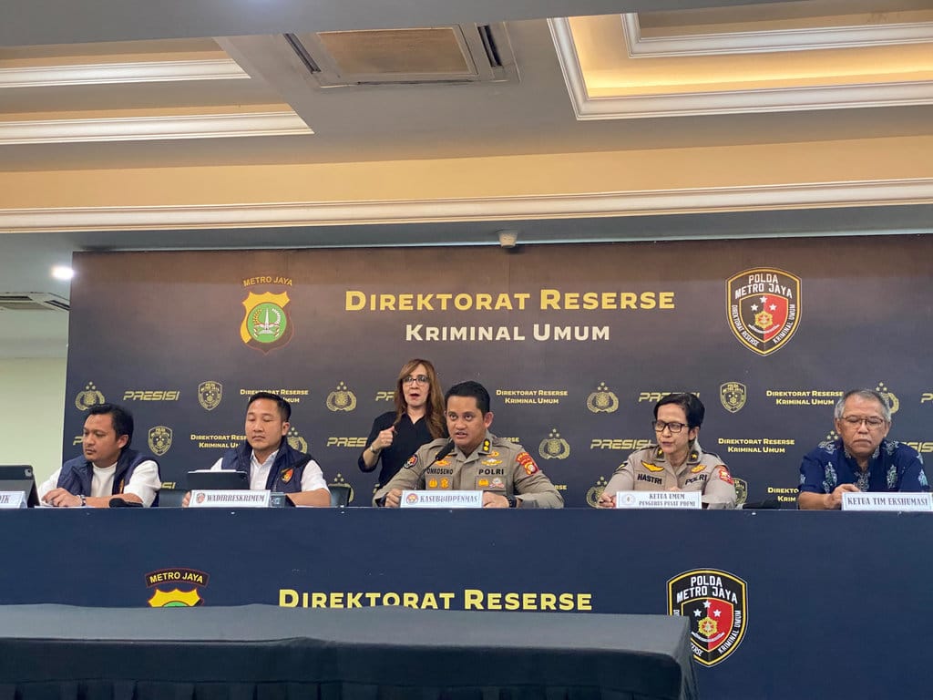 Konferensi pers terkait Perkembangan Ekshumasi Almarhum Sutrimo di Polda Metro Jaya, Jakarta, Rabu (30/9/2026). tirto.id/Hanang Septioyudho Konpers Perkembangan Ekshumasi Almarhum Sutrimo