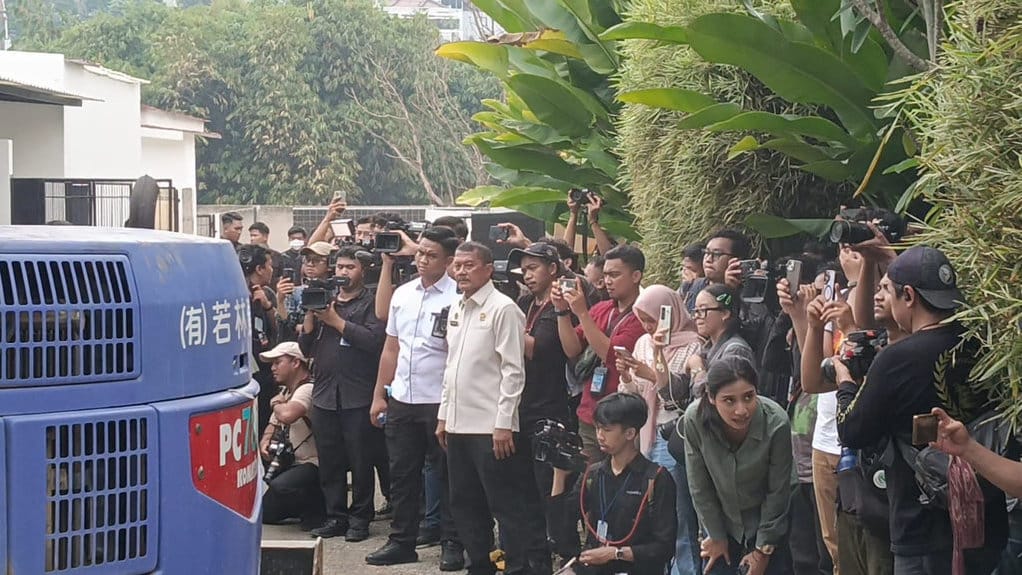 Dirjenpas, Mashudi, berdiri diantara para awak media saat menyaksikan pembongkaran hunian tak berizin di area Lapas Kelas IIA Cibinong, Bogor, Rabu (30/9/2026). tirto.id/Aulia Umayna Komisi XIII DPR Sidak Lapas Kelas IIA Cibinong