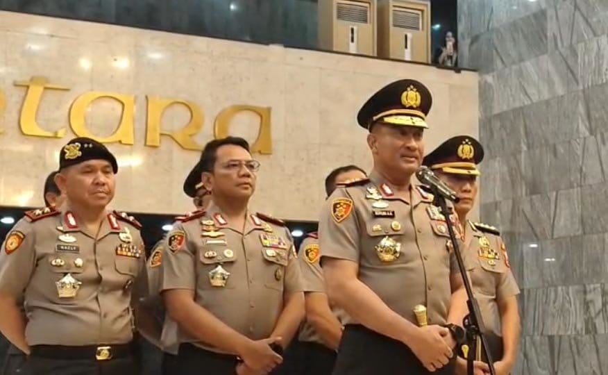 Komjen Pol Suyudi Ario Seto bersalaman dengan Ketua Komisi III DPR RI, Habiburrahman, usai menjalani uji kelayakan sebagai calon Kapolri, di Kompleks Parlemen, Senayan, Jakarta Selatan, Kamis (1/10/2026). tirto.id/Umay Komjen Pol Suyudi Ario Seto