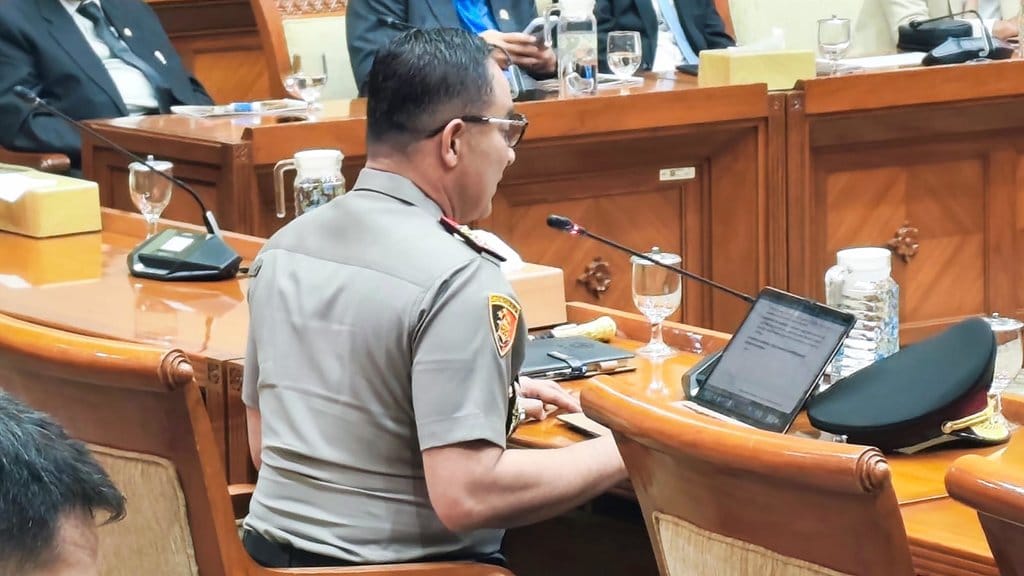 Komjen Pol Suyudi Ario Seto bersalaman dengan Ketua Komisi III DPR RI, Habiburrahman, usai menjalani uji kelayakan sebagai calon Kapolri, di Kompleks Parlemen, Senayan, Jakarta Selatan, Kamis (1/10/2026). tirto.id/Umay Komjen Pol Suyudi Ario Seto