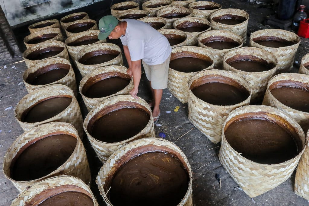 Perajin menata keranjang bambu berisi adonan gula tumbu untuk didinginkan di rumah produksi gula tumbu di Desa Kandangmas, Dawe, Kudus, Jawa Tengah, Kamis (1/10/2026). Kementerian Usaha Mikro, Kecil, dan Menengah (UMKM) menyatakan penyaluran Kredit Usaha Rakyat (KUR) hingga pertengahan September 2026 mencapai Rp219,62 triliun atau sebesar 75,7 persen menjangkau kepada jutaan UMKM di seluruh Indonesia. ANTARA FOTO/Nirza/app/nz Realisasi penyaluran KUR September 2026