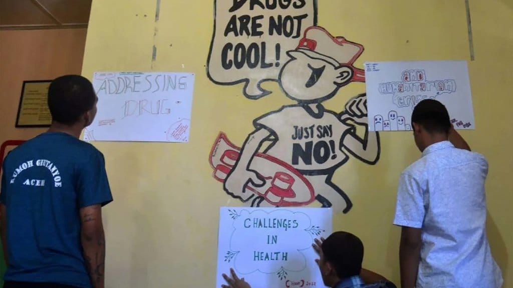 Korban penyalahgunaan narkotika menempelkan poster pada dinding mural di ruangan konseling saat peringatan Hari Anti Narkotika Internasional (HANI) di Rumah Geutanyo Aceh-Pusat Informasi dan Pemulihan Adiksi di Banda Aceh, Aceh, Sabtu (25/6/2022). ANTARA FOTO/Ampelsa/wsj. Rehabilitasi narkoba Aceh