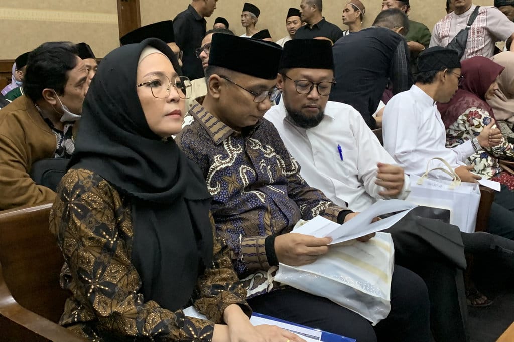 Mantan Menteri Agama, Yaqut Cholil Qoumas dengan sang istri, Eny Retno Yaqut, serta mantan Staf Khusus Menteri Agama, Ishfah Abidal Azis alias Gus Alex, dalam sidang perkara dugaan korupsi kuota haji tambahan di Pengadilan Tipikor Jakarta Pusat, Kamis (1/10/2026). (FOTO/Huda) Sidang Kasus Korupsi Kouta Haji