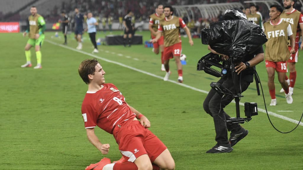 Pesepak bola Timnas Indonesia Luke Vickery (kiri) berselebrasi usai mencetak gol ke gawang Timnas Bangladesh dalam pertandingan penyisihan Grup A FIFA ASEAN Cup 2026 di Stadion Utama Gelora Bung Karno (SUGBK), Senayan, Jakarta, Kamis (1/10/2026). Timnas Indonesia lolos final FIFA ASEAN Cup 2026 usai mengalahkan Bangladesh dengan skor akhir 9-2. ANTARA FOTO/M Risyal Hidayat/wsj. Timnas Indonesia lolos final FIFA ASEAN Cup 2026