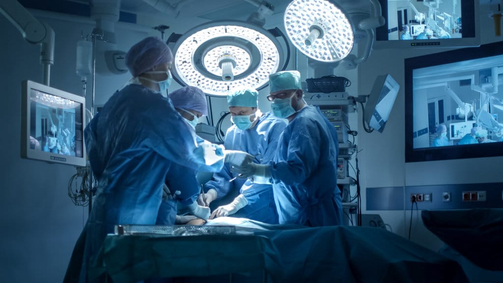 Ilustrasi dokter melakukan operasi. FOTO/iStockphoto Ilustrasi dokter melakukan operasi