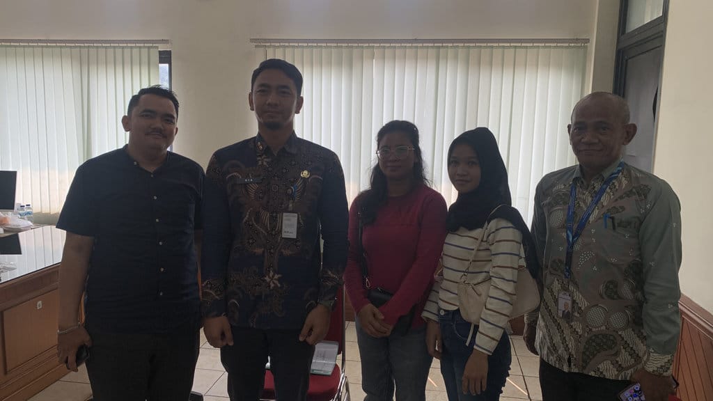 Komnas Perlindungan Anak DKI, pihak kelurahan Cawang, dan dua orang tua korban pelecehan anak di Cawang, melakukan pertemuan awal di Kantor Kelurahan Cawang, Jumat (2/10/2026). (FOTO/Huda) Kasus Pelecehan Anak di Cawang