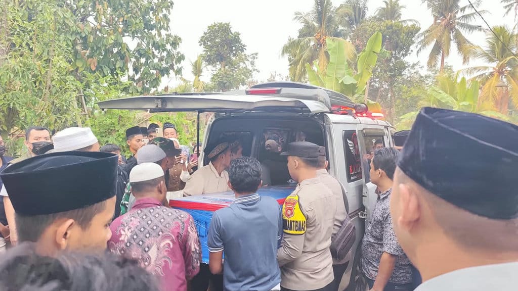 Prosesi pemakaman jenazah korban tenggelam kapal Virgo Transport 8 di OKU Timur, Sumsel. FOTO/Dokumen polisi pemakaman korban kapal Virgo