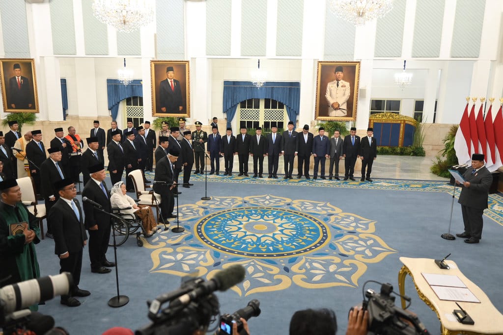 Presiden Prabowo Subianto (kanan) memimpin pelantikan Dewan Pertimbangan Presiden (Wantimpres) di Istana Negara, Jakarta, Jumat (2/10/2026). Presiden Prabowo Subianto melantik anggota baru Dewan Pertimbangan Presiden (Wantimpres) yaitu Pratikno sebagai Ketua dan Hatta Rajasa sebagai Wakil Ketua serta 24 anggota. ANTARA FOTO/Bayu Pratama S/sgd/tom Presiden Prabowo lantik Wantimpres di Istana Negara