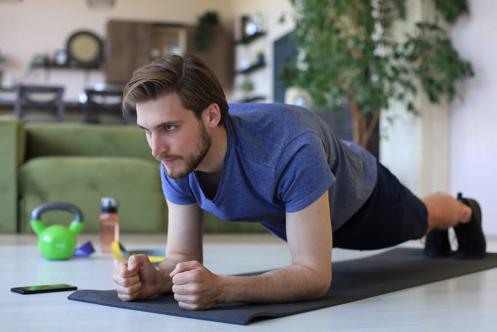 ilustrasi plank. FOTO/iStockphoto ilustrasi forearm plank