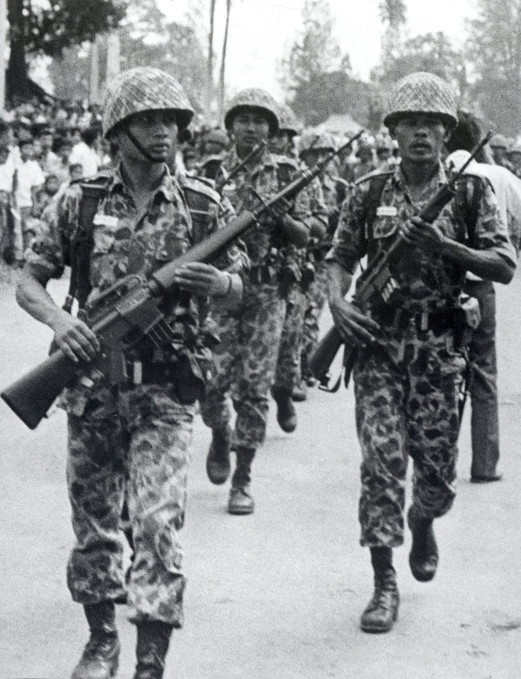 Tentara yang setia kepada pemerintah dari Angkatan Darat Indonesia berpatroli di jalan-jalan Jakarta pada 7 Oktober 1965. (Foto oleh PANASIA / AFP) pembersihan anggota dan simpatisan PKI 1965