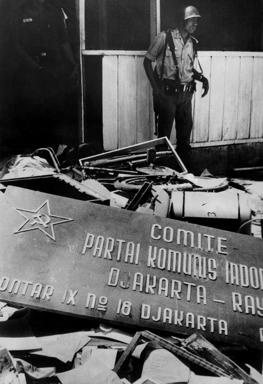 Foto tertanggal 21 Oktober 1965 yang memperlihatkan kantor pusat Partai Komunis Indonesia di Jakarta, yang dibakar pada tanggal 8 Oktober. (Foto oleh AFP) pembersihan anggota dan simpatisan PKI 1965