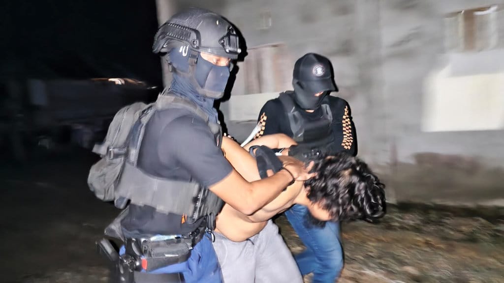 Penangkapan terduga teroris oleh Densus 88. FOTO/Dokumentasi Densus 88. Penangkapan terduga teroris