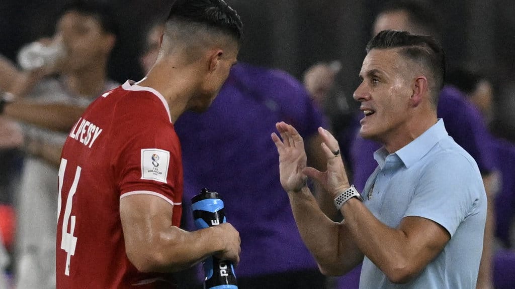 Pelatih Tim Nasional Indonesia John Herdman (kanan) memberikan arahan kepada anak didiknya Joey Pelupessy (kiri) dalam pertandingan melawan Tim Nasional Thailand pada final FIFA ASEAN Cup 2026 di Stadion Utama Gelora Bung Karno (SUGBK), Senayan, Jakarta, Senin (5/10/2026). ANTARA FOTO/Rivan Awal Lingga/Lmo/tom. FIFA ASEAN Cup 2026: Indonesia melawan Thailand