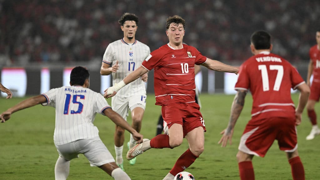 Pesepak bola Timnas Indonesia Ole Romeny (tengah) berusaha melewati pesepak bola Timnas Thailand Kritsada Kaman (kiri) dalam pertandingan final FIFA ASEAN Cup 2026 di Stadion Utama Gelora Bung Karno (SUGBK), Senayan, Jakarta, Senin (5/10/2026). ANTARA FOTO/Rivan Awal Lingga/Lmo/tom. FIFA ASEAN Cup 2026: Indonesia melawan Thailand