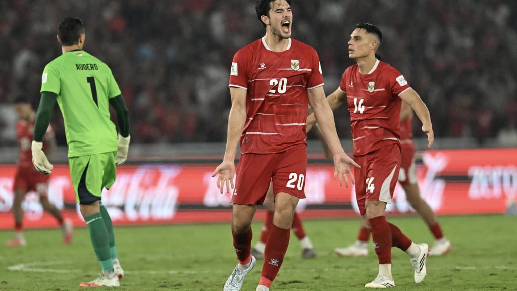 Pesepak bola Timnas Indonesia Elkan Baggot (tengah) bersama rekannya berselebrasi usai mencetak gol ke gawang Timnas Thailand dalam pertandingan final FIFA ASEAN Cup 2026 di Stadion Utama Gelora Bung Karno (SUGBK), Senayan, Jakarta, Senin (5/10/2026). ANTARA FOTO/Rivan Awal Lingga/Lmo/tom. FIFA ASEAN Cup 2026: Indonesia melawan Thailand