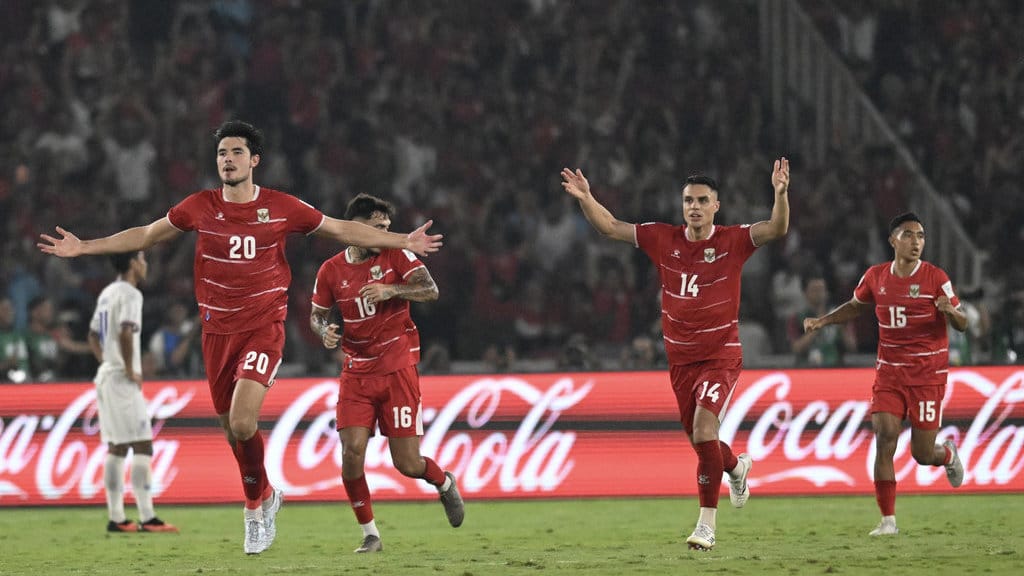 Pesepak bola Timnas Indonesia Elkan Baggot (kiri) bersama rekannya berselebrasi usai mencetak gol ke gawang Timnas Thailand dalam pertandingan final FIFA ASEAN Cup 2026 di Stadion Utama Gelora Bung Karno (SUGBK), Senayan, Jakarta, Senin (5/10/2026). ANTARA FOTO/Rivan Awal Lingga/Lmo/tom. FIFA ASEAN Cup 2026: Indonesia melawan Thailand