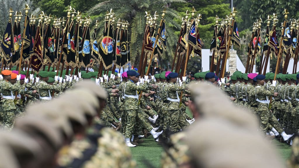 Prajurit TNI membawa panji-panji satuan baru TNI saat peringatan Hari Ulang Tahun (HUT) ke-81 Tentara Nasional Indonesia (TNI) di Mabes TNI Cilangkap, Jakarta Timur, Senin (5/10/2026). ANTARA FOTO/Galih Pradipta/nz Presiden resmikan 204 satuan baru TNI