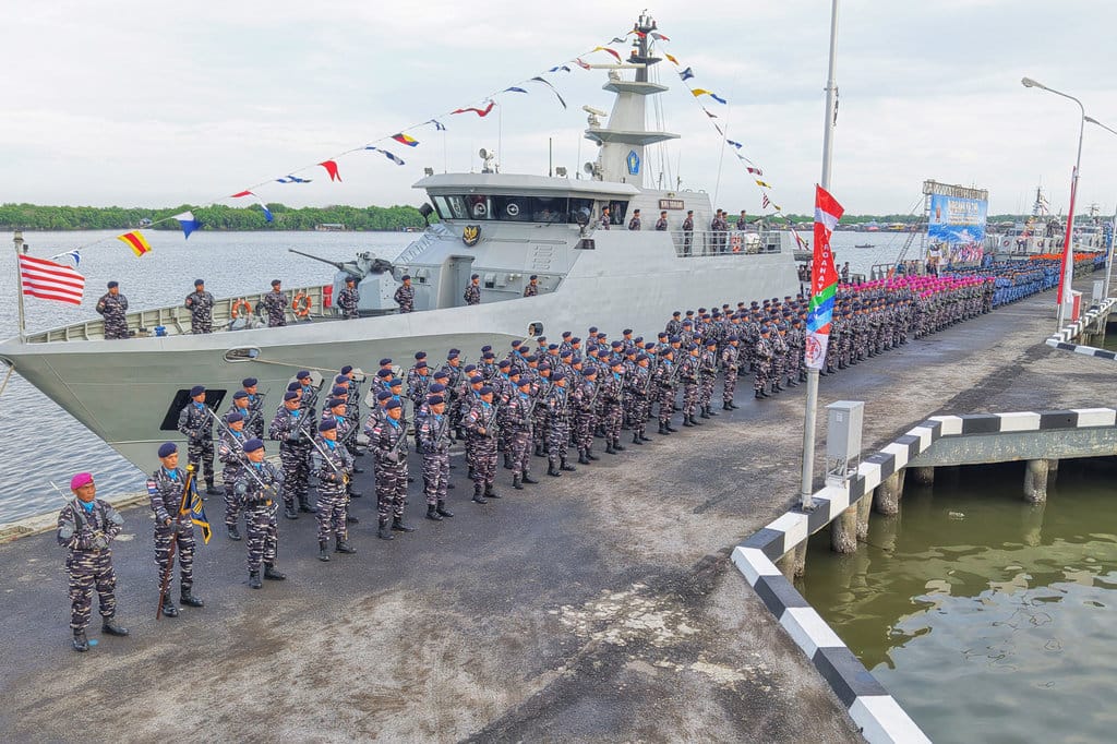 Foto udara Prajurit TNI mengikuti upacara peringatan Hari Ulang Tahun (HUT) ke-81 TNI di Dermaga Mako Kodaeral I, Belawan, Medan, Sumatera Utara, Senin (5/10/2026). ANTARA FOTO/Yudi Manar/nz Upacara HUT TNI di Dermaga Belawan Medan