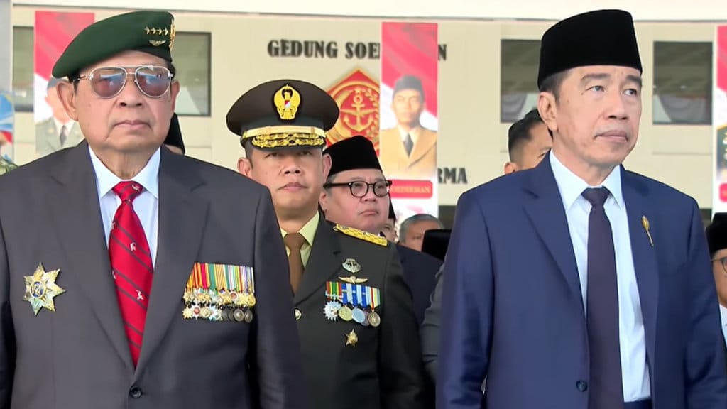 Presiden RI ke-6 Susilo Bambang Yudhoyono (kiri) dan Presiden RI ke-7 Joko Widodo (kanan) mengikuti upacara peringatan Hari Ulang Tahun (HUT) ke-81 Tentara Nasional Indonesia (TNI) di Mabes TNI Cilangkap, Jakarta Timur, Senin (5/10/2026). (YouTube/Sekretariat Presiden) Peringatan HUT ke-81 TNI
