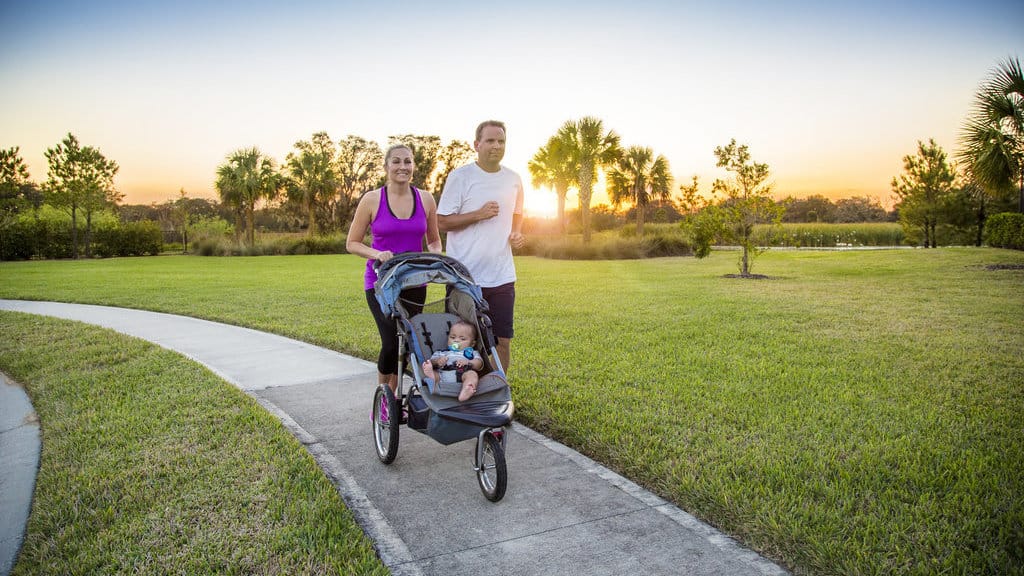 Ilustrasi jogging sambil dorong stroller. FOTO/iStockphoto Ilustrasi jogging sambil dorong stroller