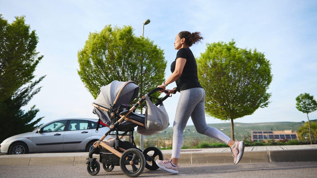 Ilustrasi jogging sambil dorong stroller. FOTO/iStockphoto Ilustrasi jogging sambil dorong stroller