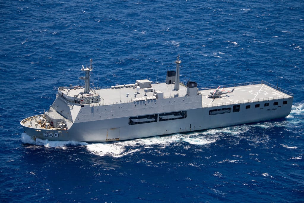 KRI Makassar. (Foto: Angkatan Laut AS oleh Mass Communication Specialist Kelas 1 Arthurgwain L. Marquez/Dirilis) KRI Makassar