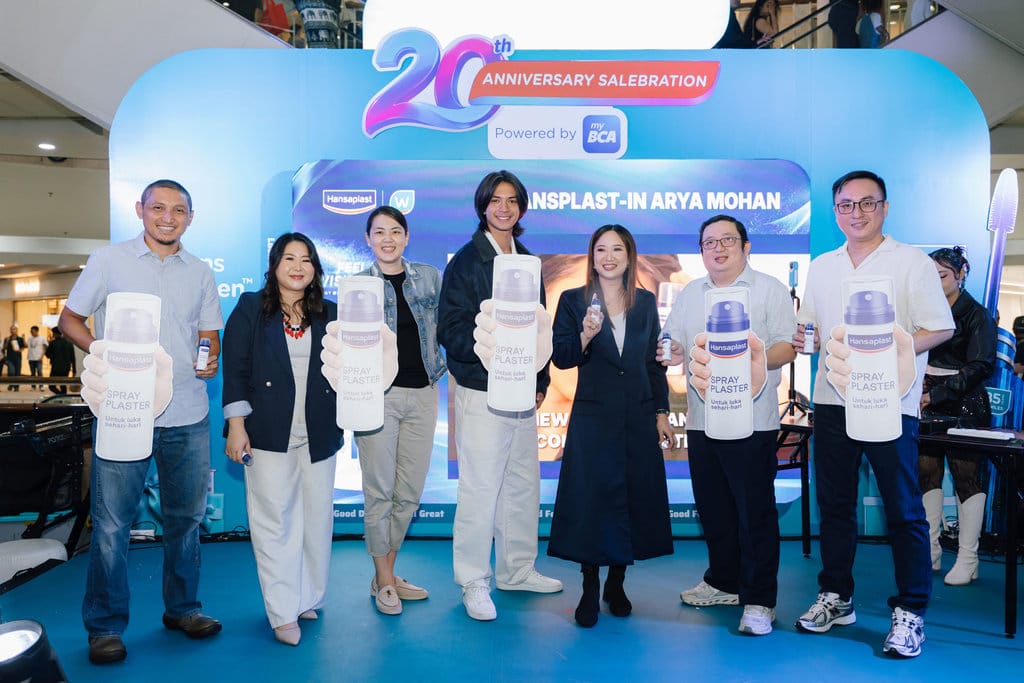 Hansaplast turut memeriahkan perayaan ulang tahun ke-20 Watsons dengan memperkenalkan Hansaplast Spray Plaster di Jakarta, Sabtu, 3 Oktober 2026. FOTO/Dok. Hansaplast Launching Hansaplast Spray Plaster