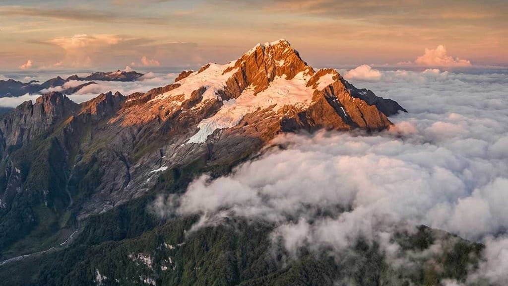 Puncak Cartenz atau Cartenz Pyramide adalah salah satu puncak yang dianggap tertinggi yang ada di pegunungan Jaya Wijaya dan merupakan puncak tertinggi di Indonesia. (FOTO/papuapegunungan.kpu.go.id) Puncak Cartenz