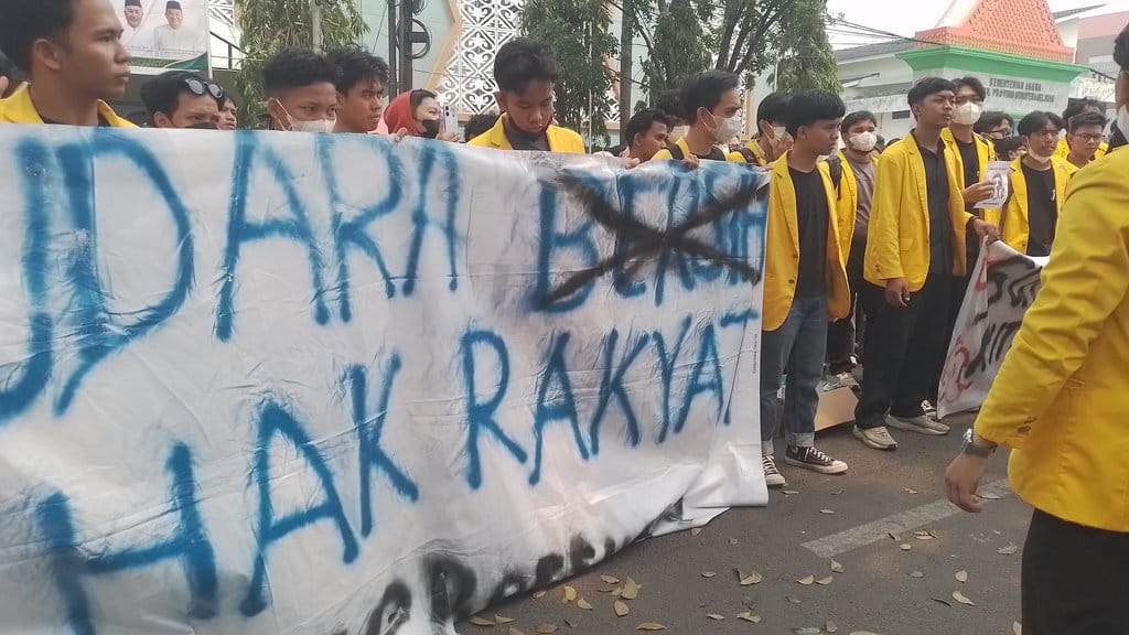 Mahasiswa Palembang menggelar unjuk rasa penanganan karhutla di kantor Gubernur Sumsel, Senin (5/10/2026). FOTO/Irwanto Karhutla Sumsel