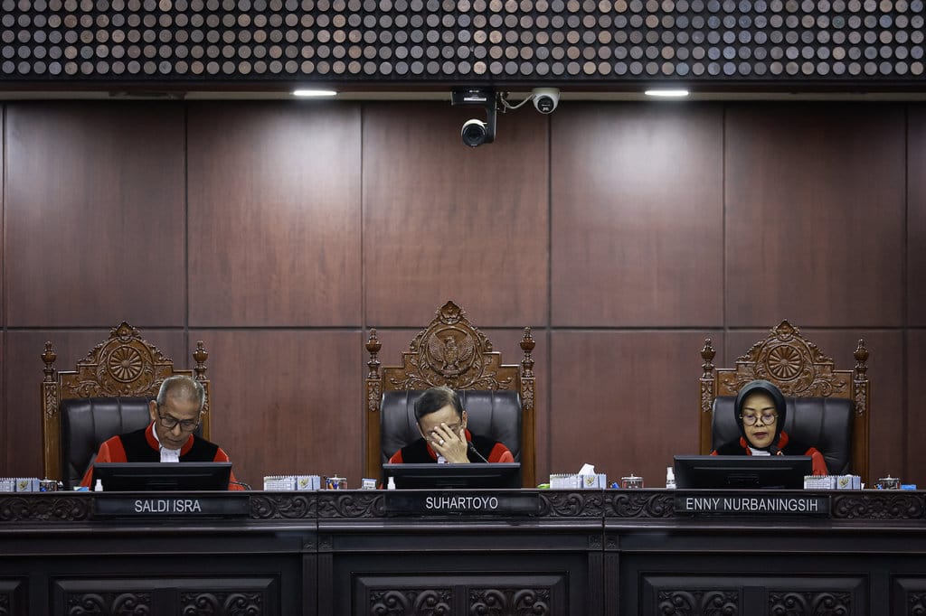 Ketua Mahkamah Konstitusi (MK) Suhartoyo (tengah), Wakil Ketua MK Saldi Isra (kiri) dan Hakim Konstitusi Enny Nurbaningsih (kanan) memimpin sidang putusan perkara Perselisihan Hasil Pemilihan Umum (PHPU) Presiden dan Wakil Presiden Tahun 2024 terkait keabsahan syarat pendidikan Wakil Presiden Gibran Rakabuming Raka di Gedung MK, Jakarta, Selasa (6/10/2026). ANTARA FOTO/Dhemas Reviyanto/agr MK nyatakan gugatan ijazah Gibran tidak dapat diterima