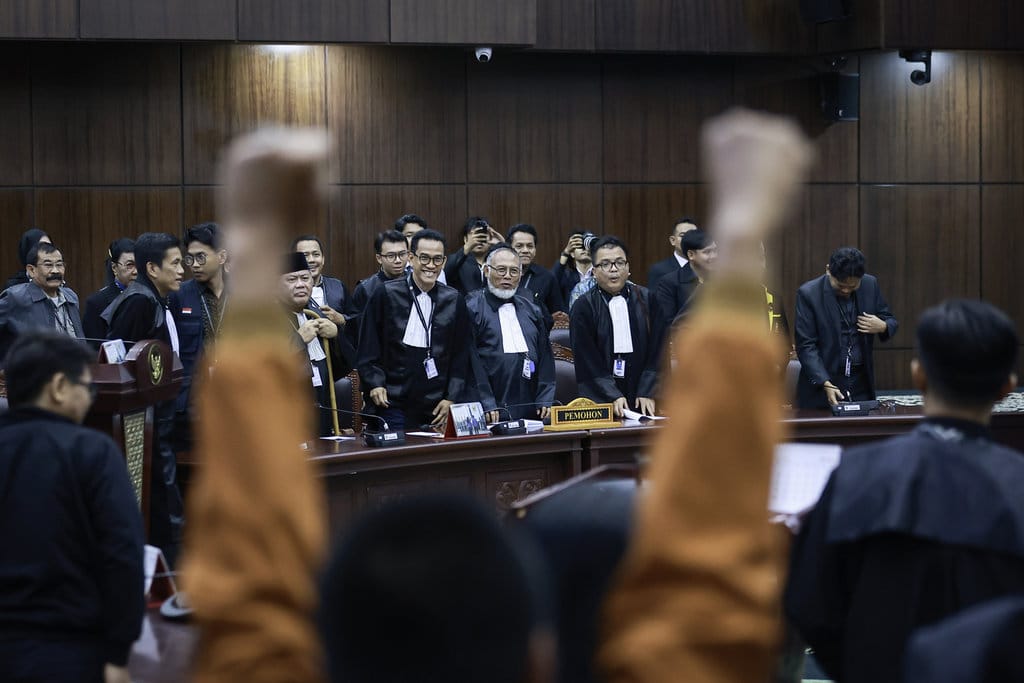 Ekspresi sejumlah pemohon usai mengikuti sidang putusan perkara Perselisihan Hasil Pemilihan Umum (PHPU) Presiden dan Wakil Presiden Tahun 2024 terkait keabsahan syarat pendidikan Wakil Presiden Gibran Rakabuming Raka di Gedung MK, Jakarta, Selasa (6/10/2026). ANTARA FOTO/Dhemas Reviyanto/agr MK nyatakan gugatan ijazah Gibran tidak dapat diterima