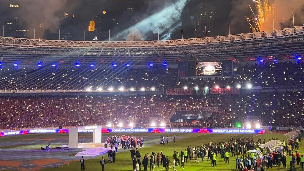 Timnas Indonesia naik ke podium untuk menerima medali dan trofi juara FIFA ASEAN Cup 2026 di SUGBK, Jakarta, Senin (5/10/2026). tirto.id/Hanang Timnas Indonesia