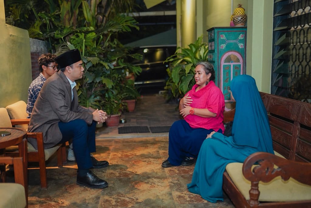 Staf Khusus Menteri Agama RI Bidang Pelayanan Agama dan Kerukunan, Gugun Gumilang, saat menemui Amanda Andono, salah satu warga yang mengaku terganggu suara kembang api dalam acara Maulid Nabi di Pondok Pinang, Jakarta Selatan, Selasa (6/10/2026). tirto.id/Hanang Septioyudho Kasus Kembang Api di Pondok Pinang