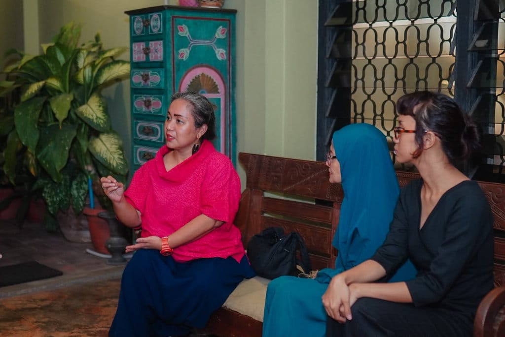 Staf Khusus Menteri Agama RI Bidang Pelayanan Agama dan Kerukunan, Gugun Gumilang, saat menemui Amanda Andono, salah satu warga yang mengaku terganggu suara kembang api dalam acara Maulid Nabi di Pondok Pinang, Jakarta Selatan, Selasa (6/10/2026). tirto.id/Hanang Septioyudho Kasus Kembang Api di Pondok Pinang
