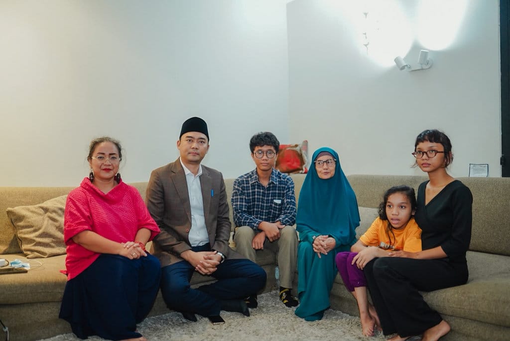 Staf Khusus Menteri Agama RI Bidang Pelayanan Agama dan Kerukunan, Gugun Gumilang, saat menemui Amanda Andono, salah satu warga yang mengaku terganggu suara kembang api dalam acara Maulid Nabi di Pondok Pinang, Jakarta Selatan, Selasa (6/10/2026). tirto.id/Hanang Septioyudho Kasus Kembang Api di Pondok Pinang