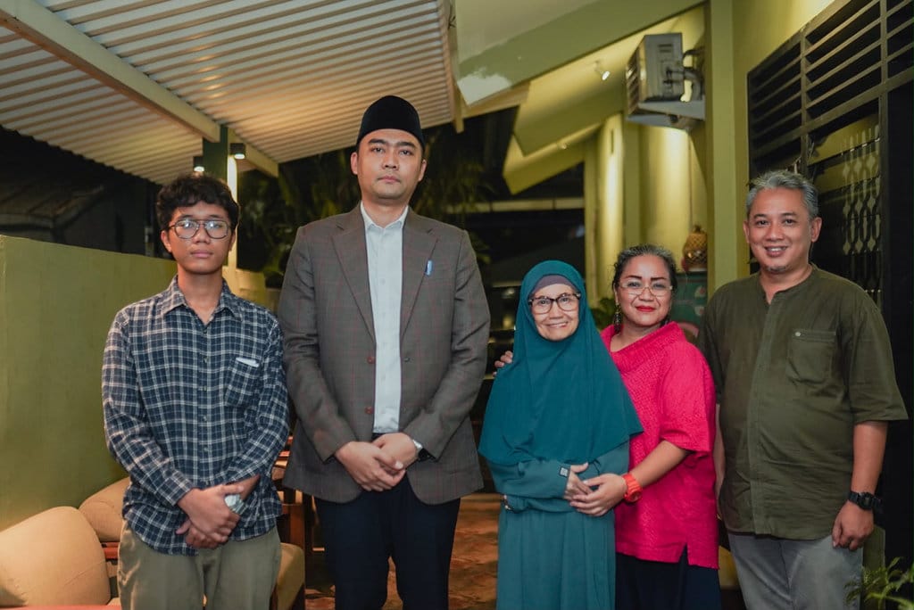 Staf Khusus Menteri Agama RI Bidang Pelayanan Agama dan Kerukunan, Gugun Gumilang, saat menemui Amanda Andono, salah satu warga yang mengaku terganggu suara kembang api dalam acara Maulid Nabi di Pondok Pinang, Jakarta Selatan, Selasa (6/10/2026). tirto.id/Hanang Septioyudho Kasus Kembang Api di Pondok Pinang