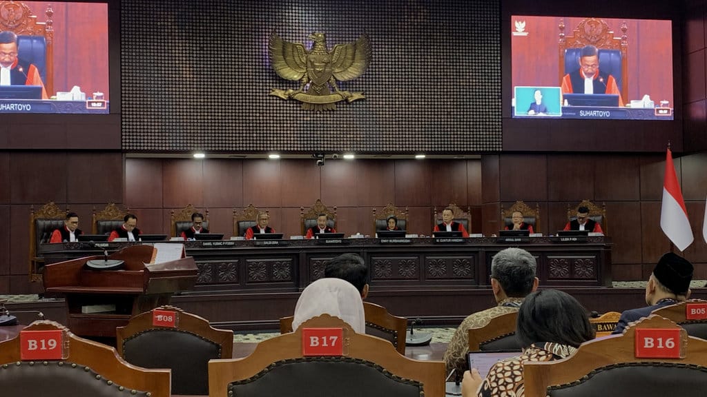 Mahkamah Konstitusi (MK) secara resmi menyatakan permohonan perselisihan hasil pemilihan umum (PHPU) Presiden dan Wakil Presiden terkait dugaan cacat syarat pendidikan Wakil Presiden Gibran Rakabuming Raka tidak dapat diterima. Putusan tersebut dibacakan di Gedung MK, Jakarta, Selasa (6/10/2026). (FOTO/Huda) Putusan Sengketa Ijazah Gibran
