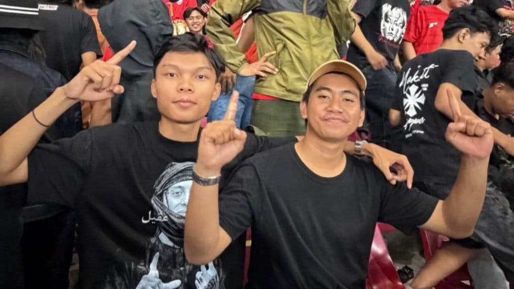 Aqil dan Dafa, suporter Timnas Indonesia, menyaksikan kemenangan Indonesia atas Thailand di SUGBK, Jakarta, Senin (5/10/2026). tirto.id/Hanang Suporter Timnas Indonesia