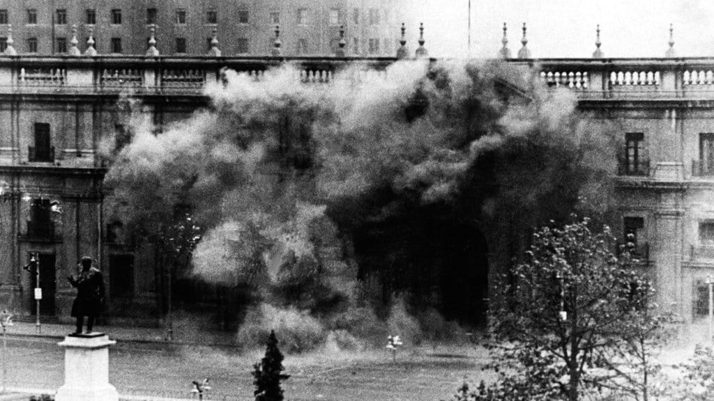 Istana kepresidenan La Moneda dibom saat kudeta yang dipimpin oleh Jenderal Augusto Pinochet pada 11 September 1973 di Santiago. Pinochet menggulingkan pemerintahan Presiden Sosialis Salvador Allende. (Photo by CHILE PINOCHET via REUTERS) Kudeta Chili 1973