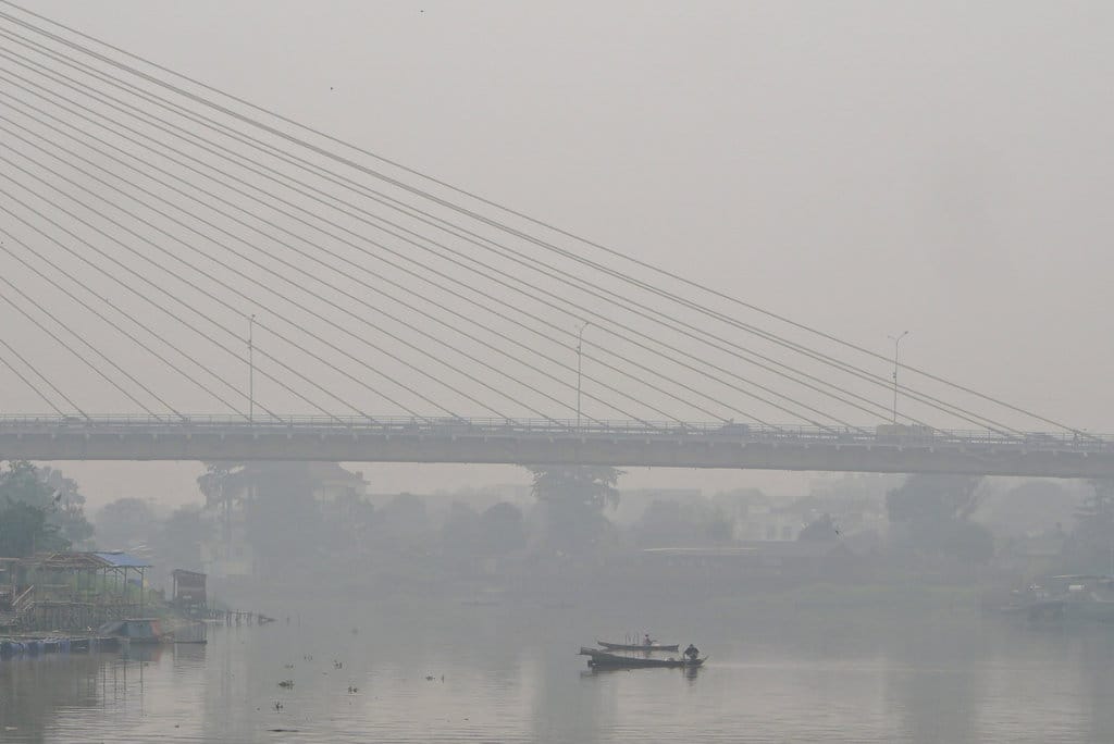 Perahu nelayan melintasi Sungai Siak yang dipenuhi kabut asap di Pekanbaru, Riau, Rabu (7/10/2026). Berdasarkan pemantauan dari Indeks Standar Pencemar Udara (ISPU) pada Rabu (7/10) pagi, udara di Kota Pekanbaru berada di level sangat tidak sehat dampak dari kabut asap kebakaran hutan dan lahan (karhutla) dan menyebabkan jarak pandang kurang dari satu kilometer. ANTARA FOTO/Rony Muharrman/YU Kabut asap di Pekanbaru