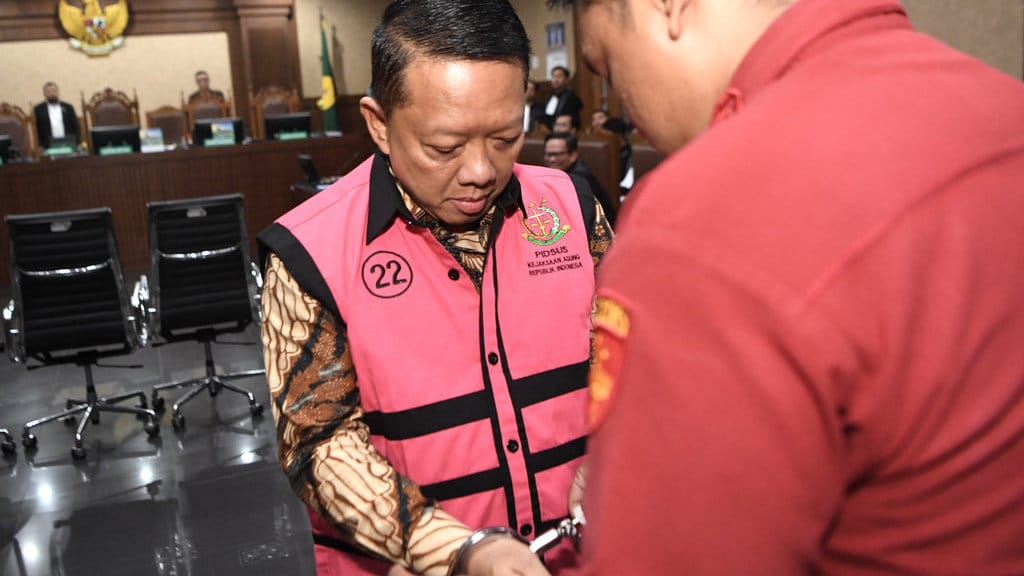 Terdakwa kasus dugaan pemerasan dan tindak pidana pencucian uang (TPPU) Febrie Adriansyah (kiri) bersiap mengikuti sidang dakwaan di Pengadilan Tipikor, Jakarta, Rabu (7/10/2026). ANTARA FOTO/M Risyal Hidayat/wsj. Sidang dakwaan mantan Jampidsus Kejagung