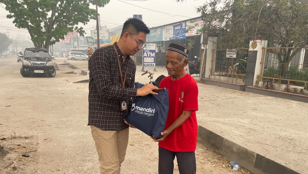 Bank Mandiri menyalurkan masing-masing 28 paket sembako di 2.110 kantor cabang di seluruh Indonesia melalui Mandiri Berbagi Kebaikan, dengan total 59.080 paket yang diberikan kepada masyarakat yang membutuhkan. (FOTO/dok.Bank Mandiri) Body Artikel 2 Mandiri Bonus Socmed 3